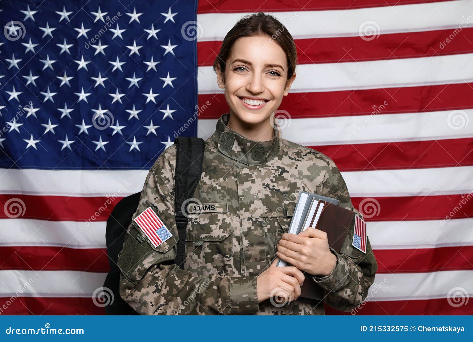 Vrouwelijke Cadet Met Rugzak En Boeken Tegen Amerikaanse Militair Onderwijs Stock Afbeelding - Image of krachten, onderwijs: 215332575