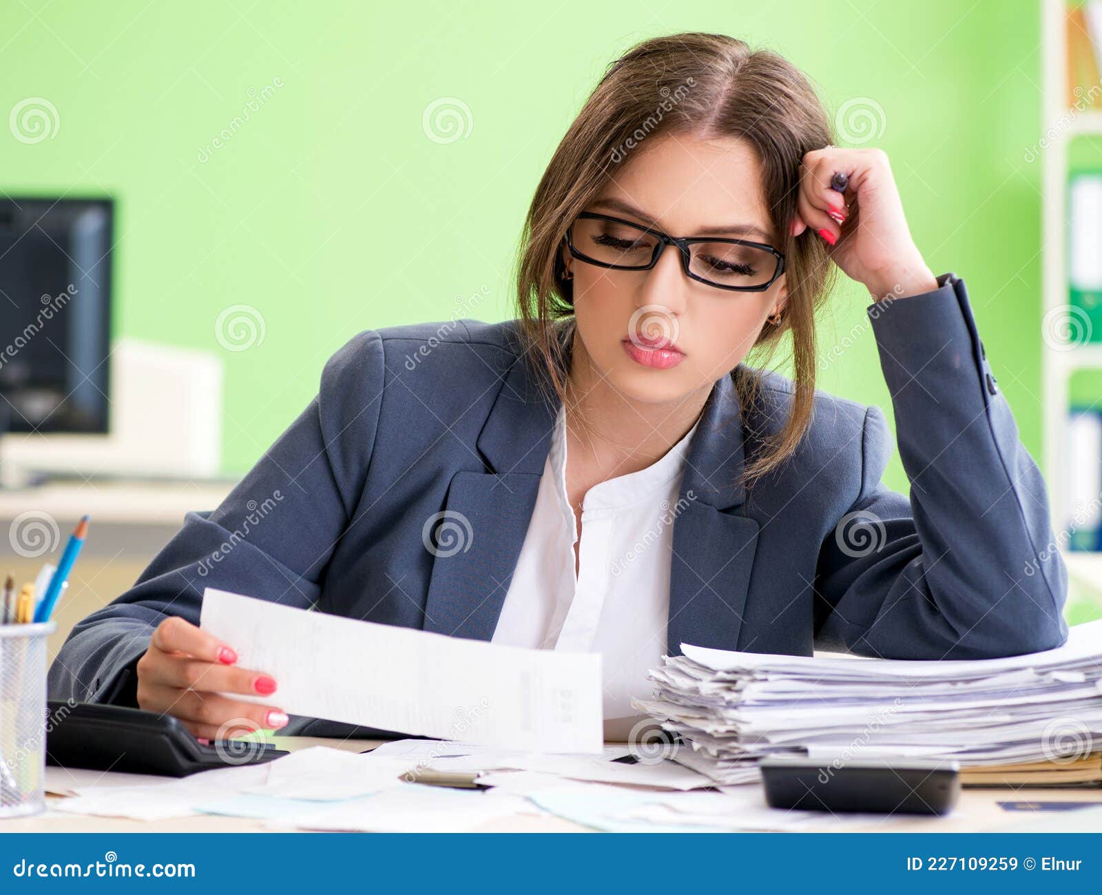 Vrouwelijke Financieel Manager Bij Het Bureau Stock Afbeelding - Image of  geld, uitvoerend: 227109259