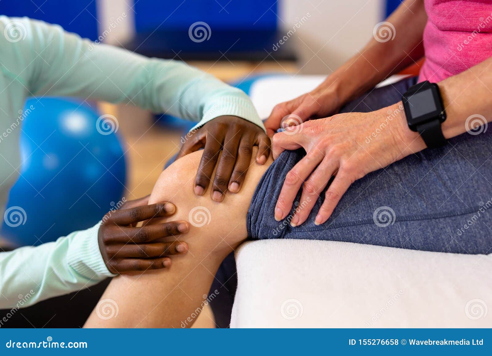 Masseur Die Massage Geven Aan De Mens Stock Foto 