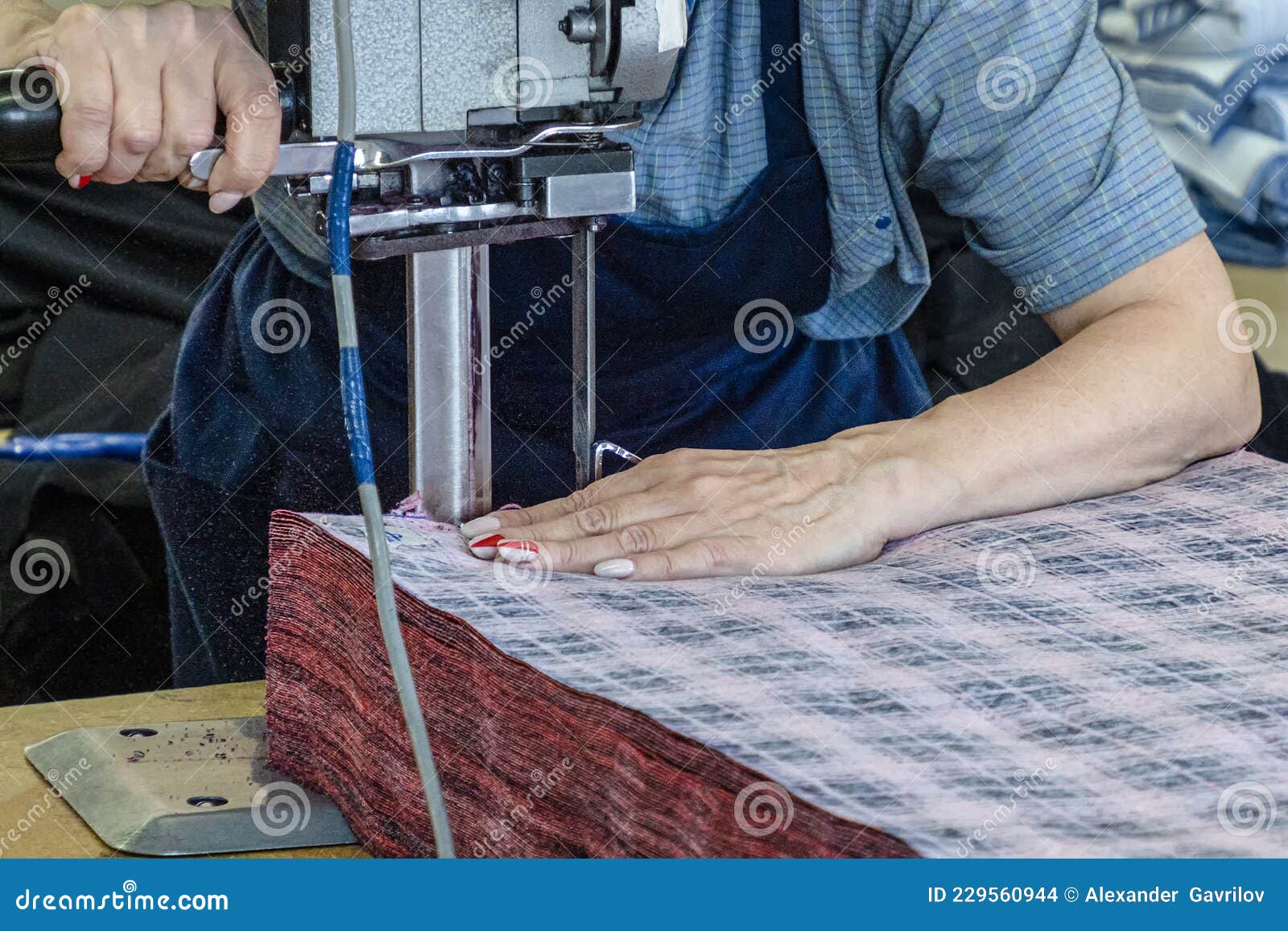 Narabar lotus Hick Vrouwelijke Werknemer Bij Een Naaimachine Gebruikt Elektrische Snijmachine.  Textiel - Industrie - Kleding - Snijden Stock Foto - Image of snijden,  productie: 229560944
