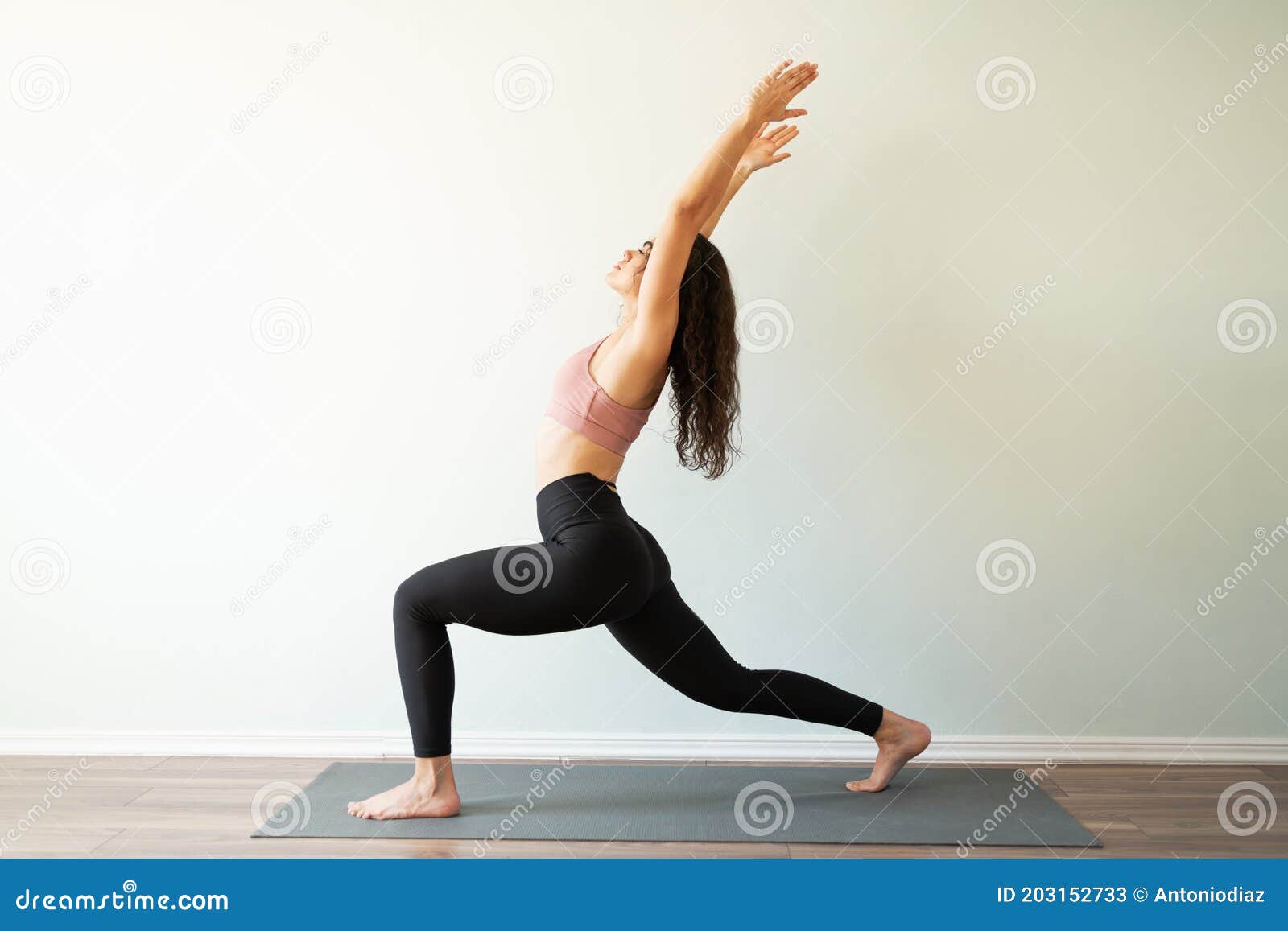 speler Omzet auditie Vrouwelijke Yoga-trainer in Een Halve Maan Stock Afbeelding - Image of  oefening, actief: 203152733