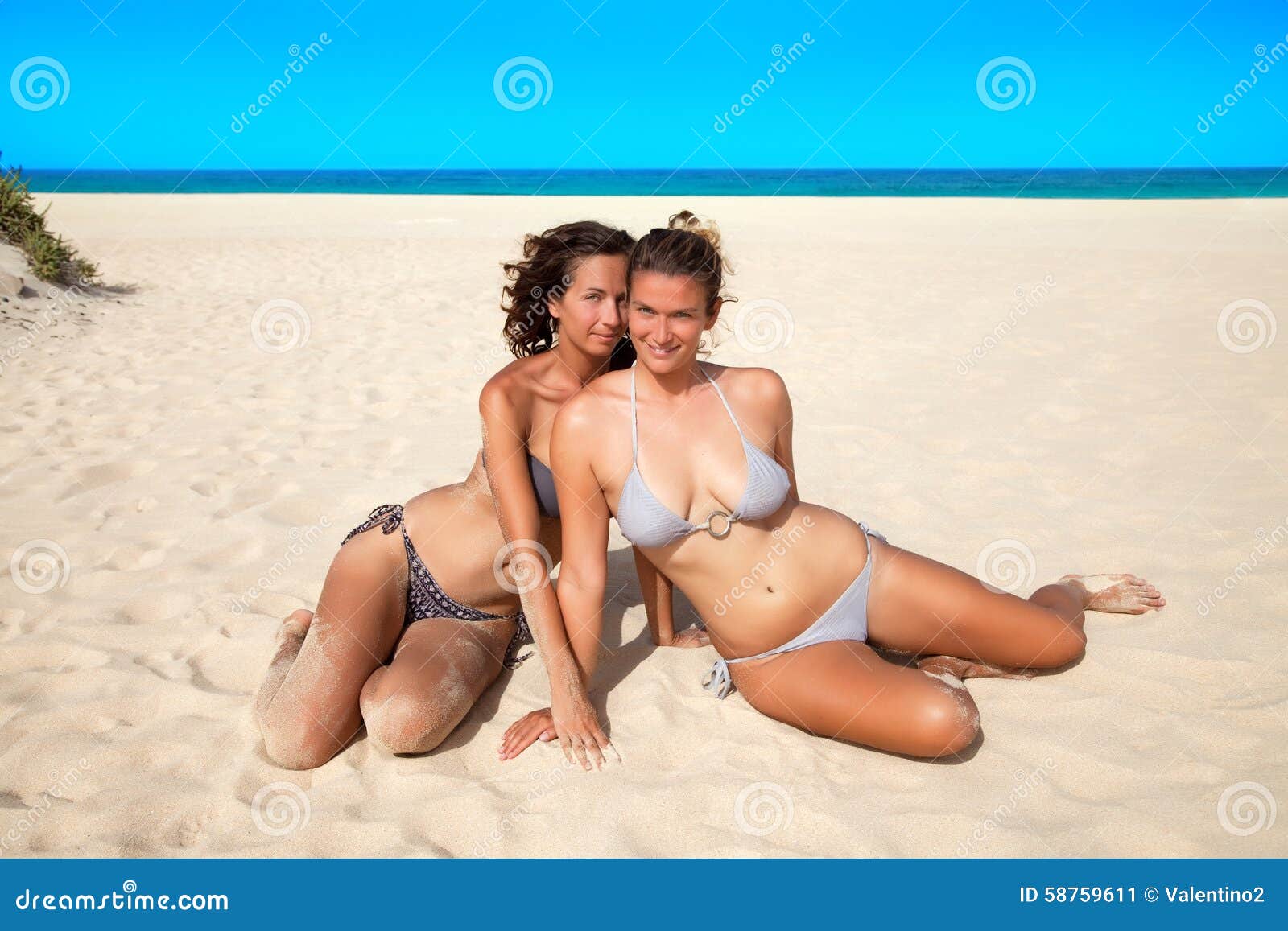 Vrouwen in Bikini Op Een Strand Afbeelding - Image of vakantie, twee: 58759611