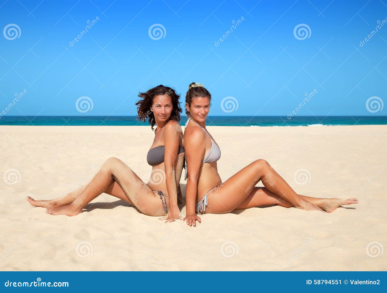 Vrouwen in Bikini Op Strand Stock Afbeelding - Image of