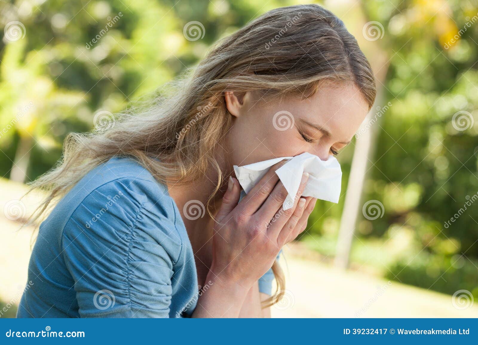 Vrouwen blazende neus met papieren zakdoekje bij park