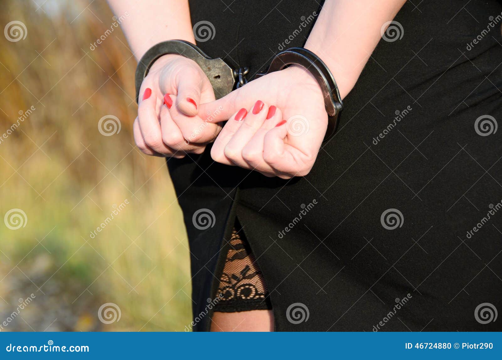 Парень надевает наручники. Кандалы на руках и ногах. Девушка надевает кандалы. Женские руки в наручниках. Красивые девушки в кандалах.