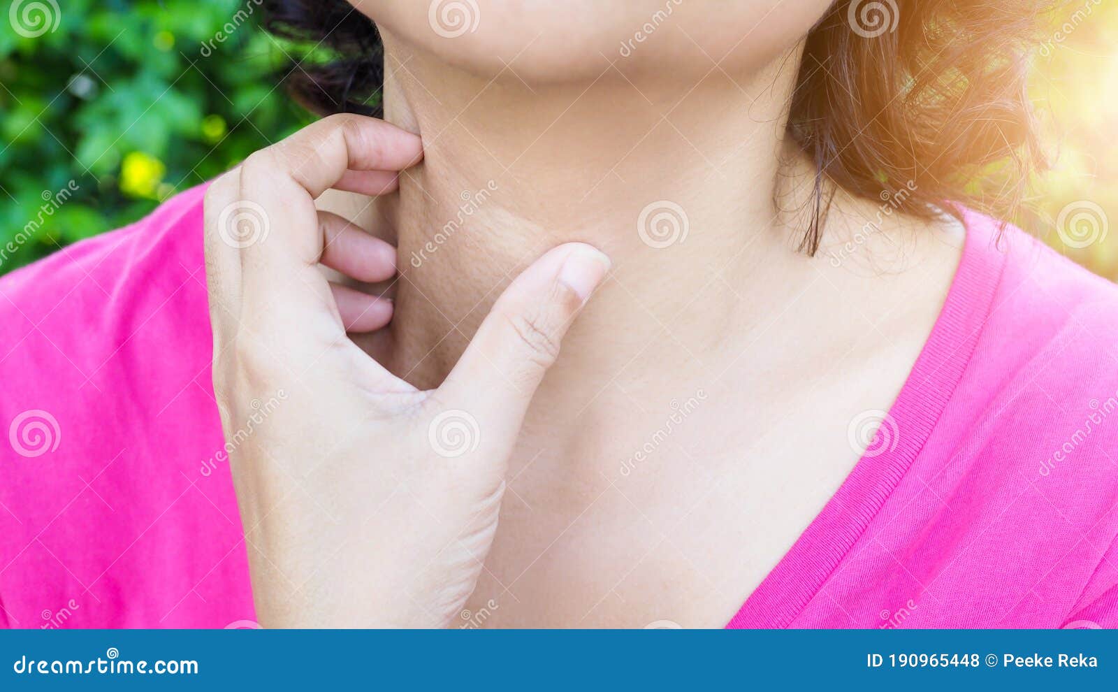 toevoegen aan komen te rechtvaardigen Vrouwen Die Op De Nek Krabben Om Jeukende Huidproblemen En Huiduitslag Met  Een Droge Huid Te Verlichten Stock Foto - Image of dermatitis, barst:  190965448