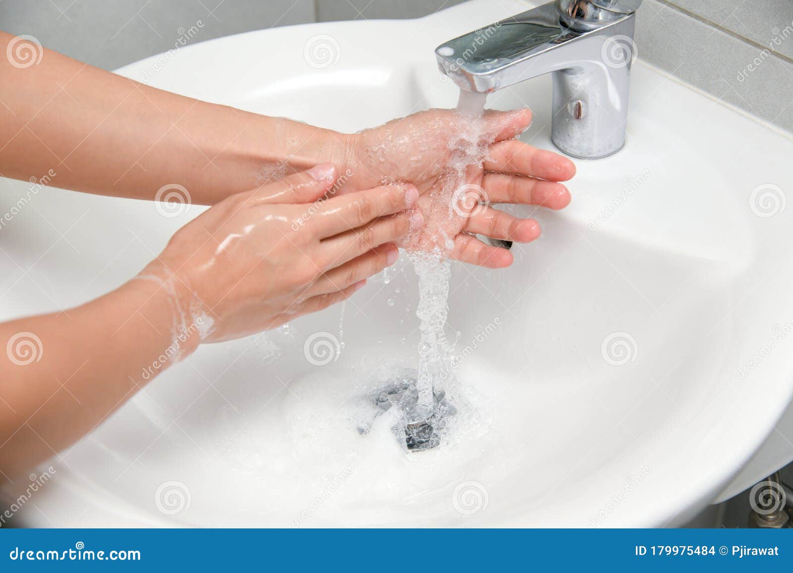 lekken Andes ONWAAR Vrouwen Gebruiken Zeep En Wassen De Handen Onder De Waterkraan. Stock Foto  - Image of verhinder, veiligheid: 179975484