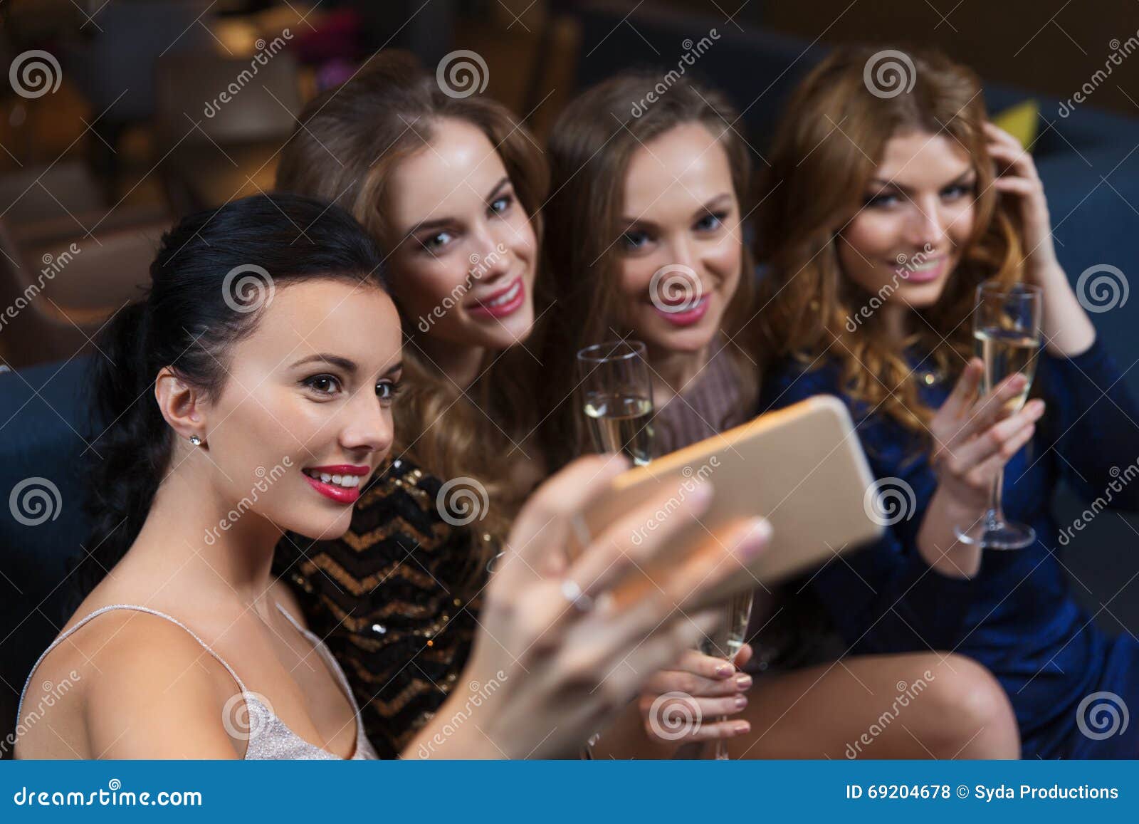 Vrouwen Met Champagne Die Selfie Bij Nachtclub Nemen Stock Foto