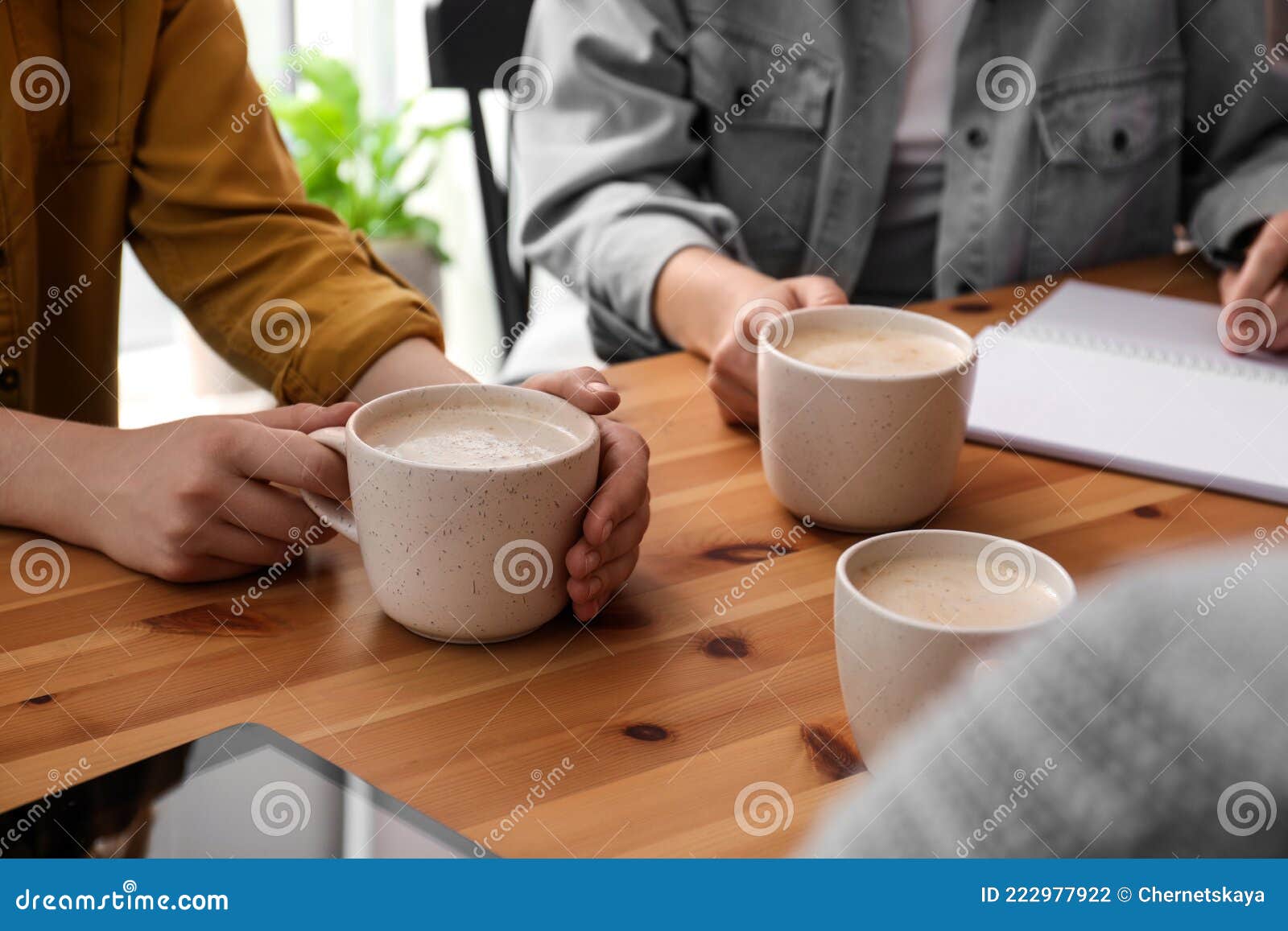 monster Beg ik luister naar muziek Vrouwen Met Kopjes Koffie Aan Tafel in Café Stock Foto - Image of wapen,  achtergrond: 222977922