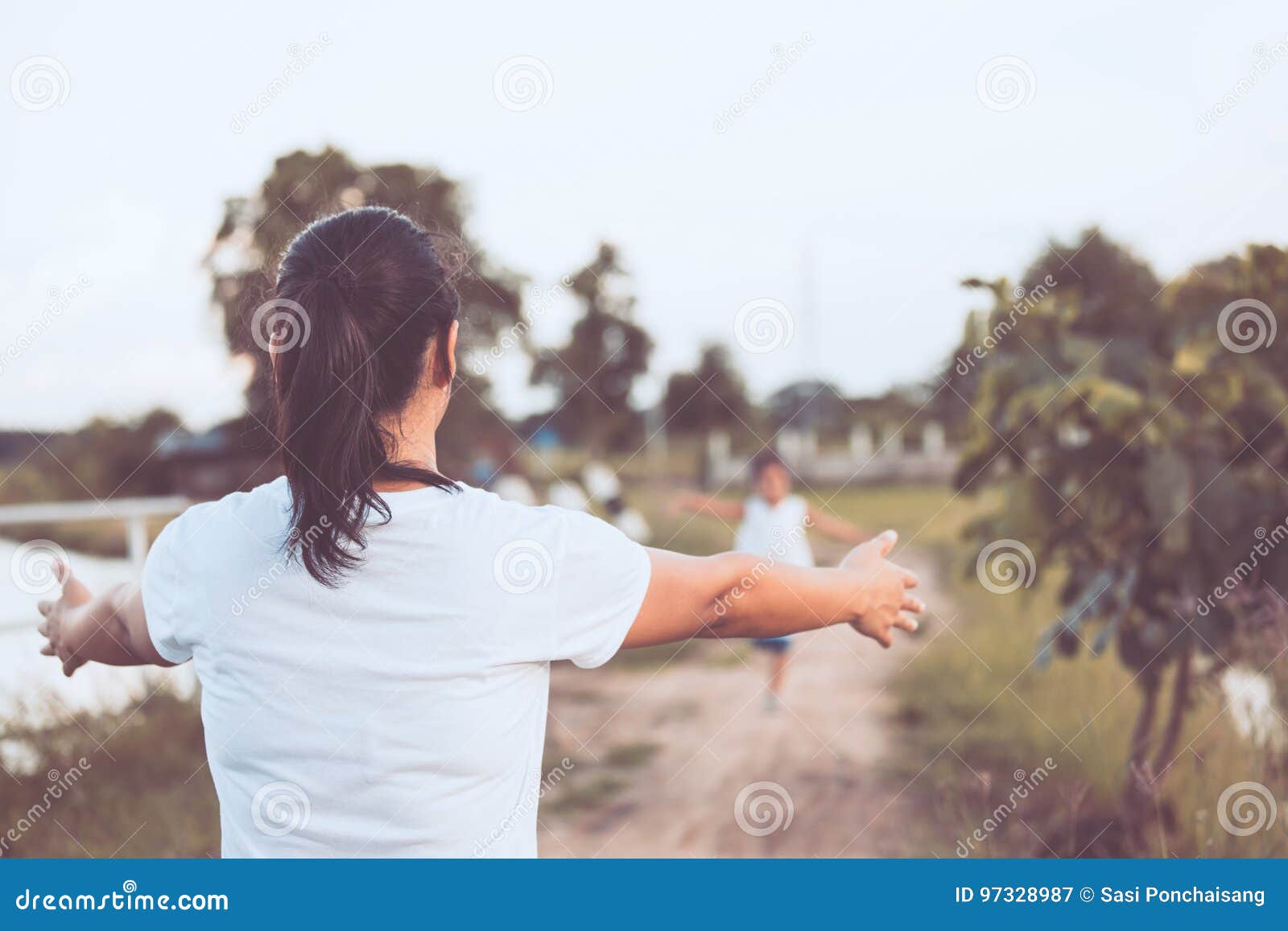 Vue Arriere De La Main D Augmenter De Mere Pour Attendre Sa Fille D Enfant Image Stock Image Du Enfant Augmenter Vue Arriere De La Main D Augmenter De Mere Pour Attendre Sa Fille D Enfant Image Stock Image Du Enfant Augmenter
