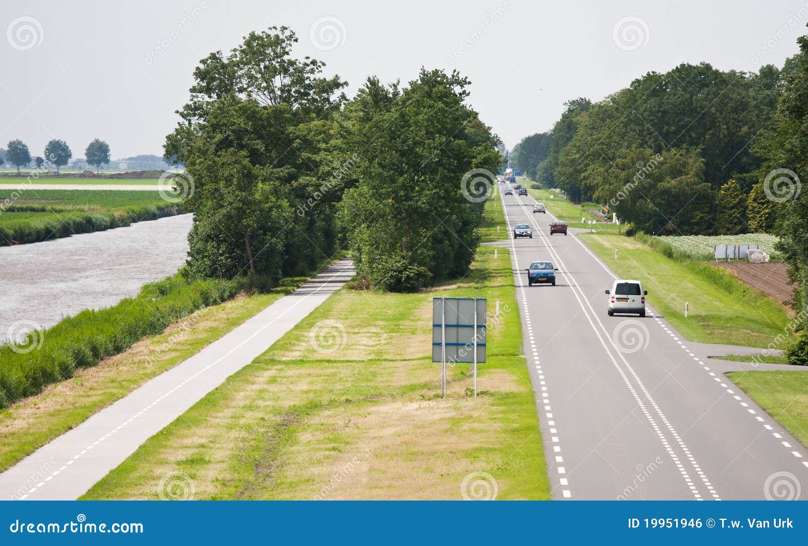 Vue aérienne d'une route de campagne droite en Hollandes