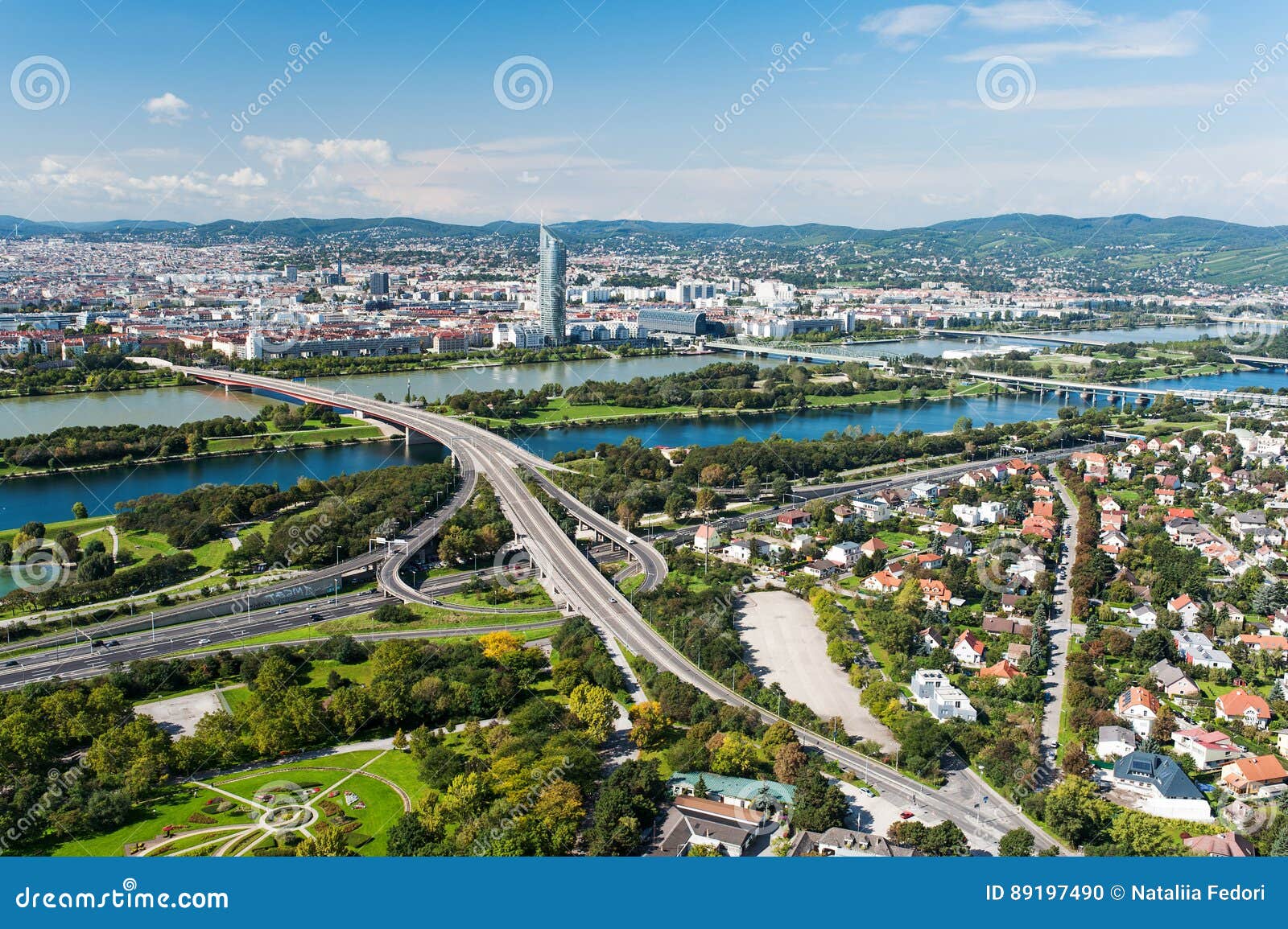 Vue aérienne de ville de Vienne de tour de Donau