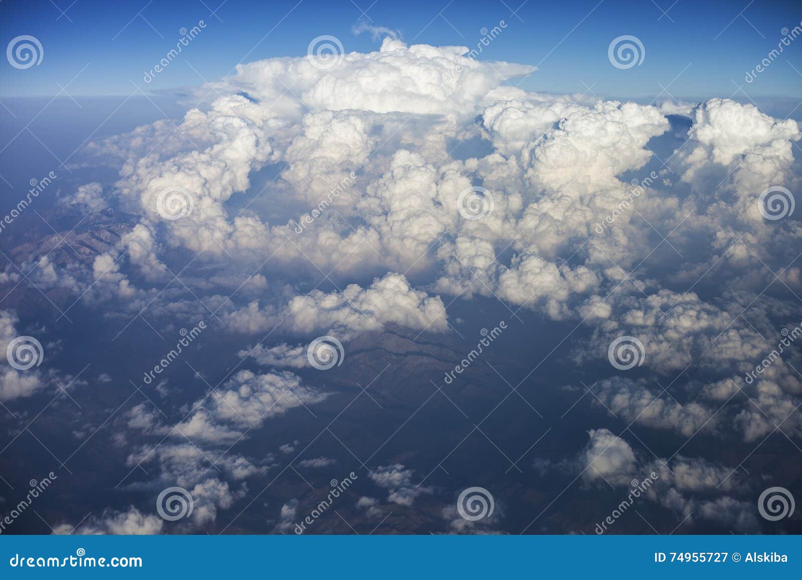 Vue aérienne des nuages. Nuages au-dessus de la gamme de montagne Hindu-Kuch en Afghanistan