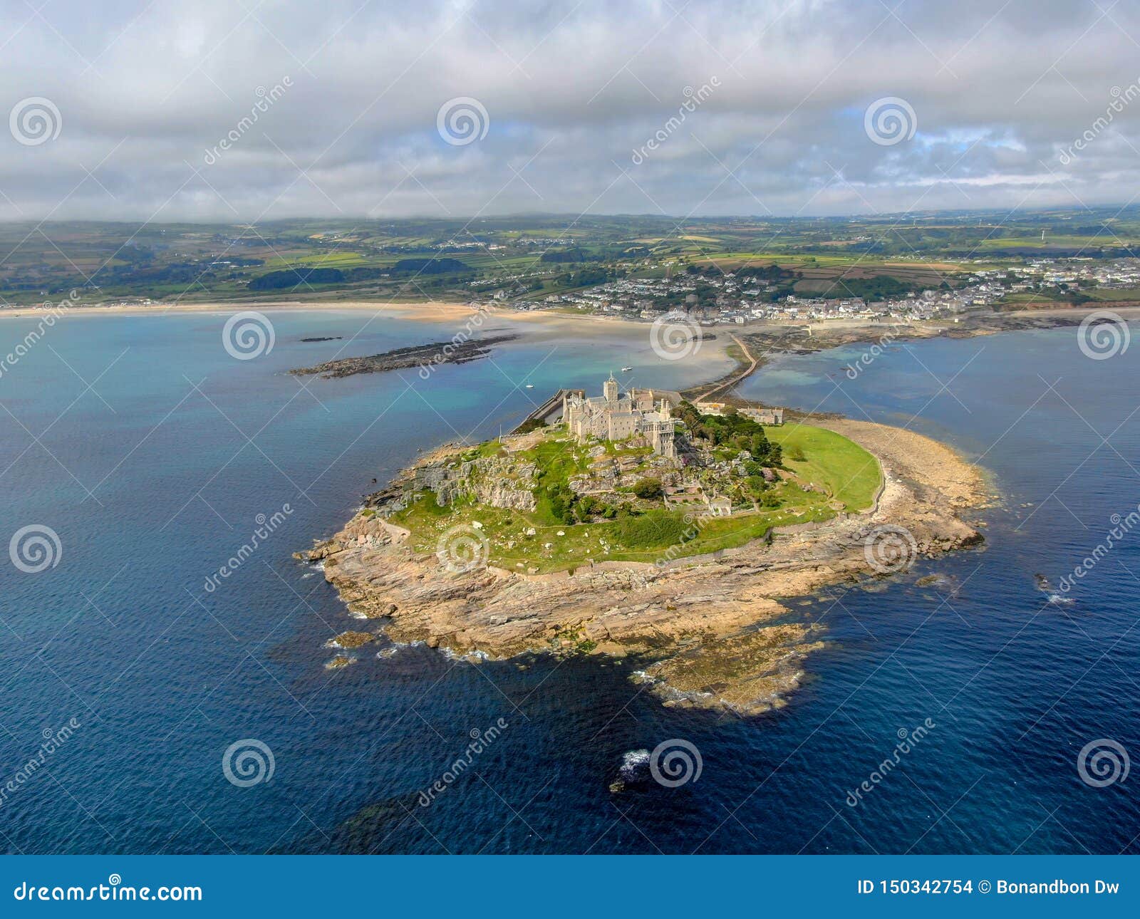 La vue aérienne du bâti de St Michael est une petite île de marée dans la baie du bâti, les Cornouailles, Angleterre, Royaume-Uni Château et chapelle sur le dessus du bâti