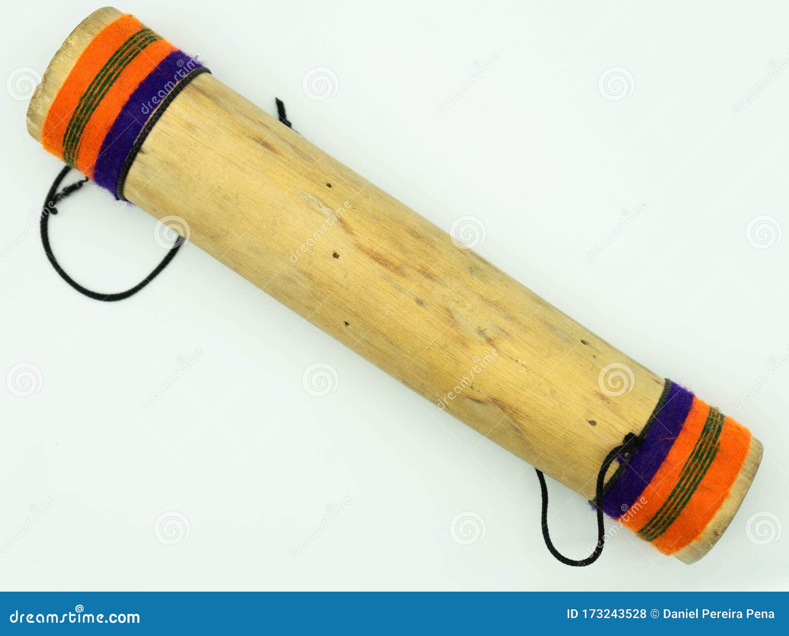 Vue D'en Haut De La Baguette En Bois Fait Main De Pluie Sur Le Fond Blanc.  Instrument Péruvien. Instruments De Percussion De Conce Photo stock - Image  du cérémonieux, bambou: 173243528