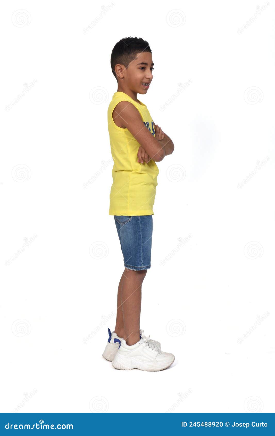 caucasien enfant sur blanc Contexte. portrait de sur de soi adolescent  garçon posant avec le sien bras franchi. ai génératif 26846225 Photo de  stock chez Vecteezy