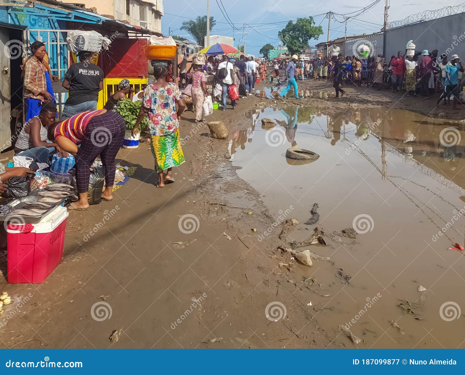 Vue D'un Marché En Plein Air Informel Typique Dans La Banlieue De La Ville  De Luanda Avec Des Gens Se Vend Sur Les Bancs Sans Hygi Photographie  éditorial - Image du afrique