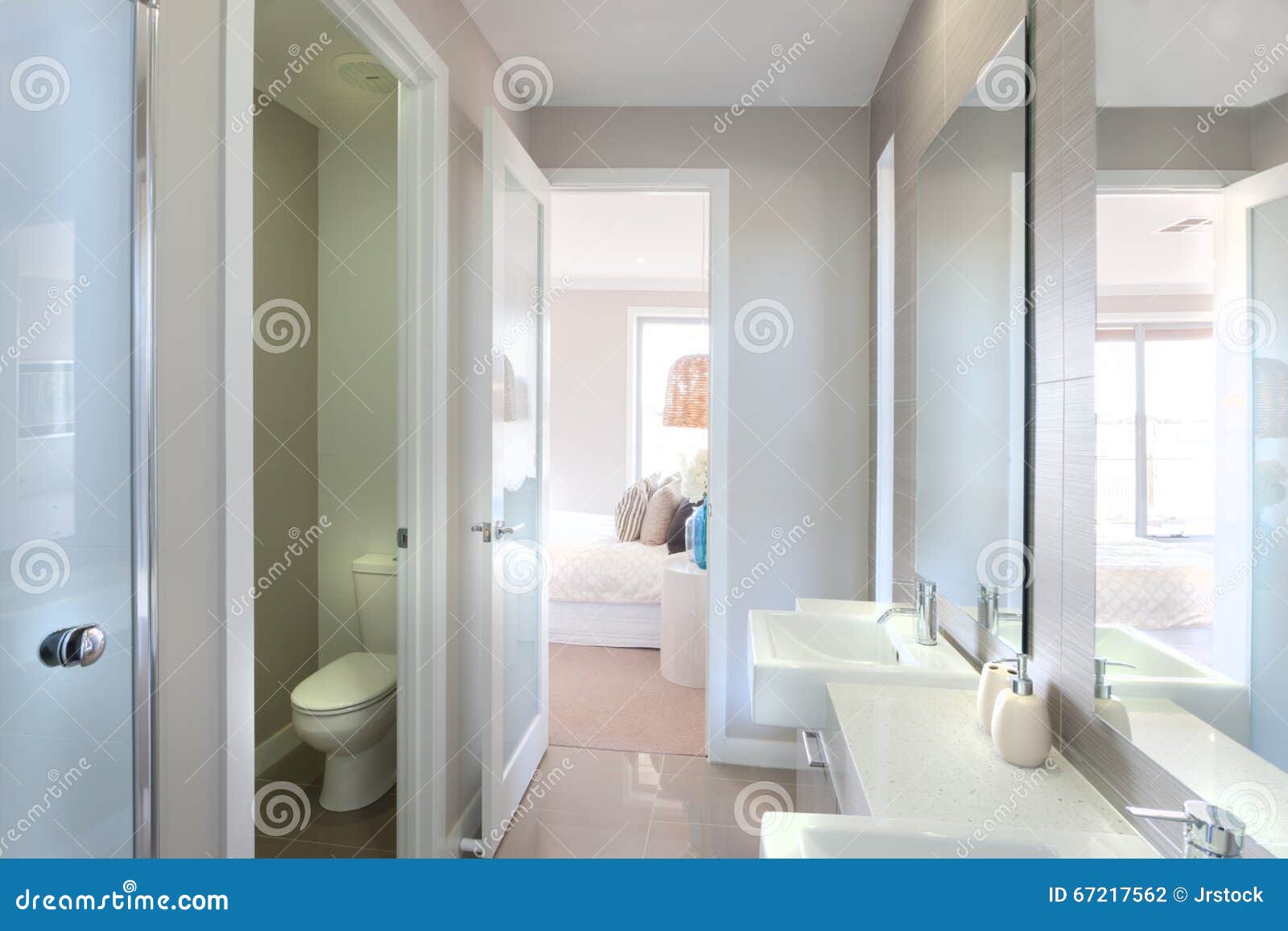 Chambre à coucher blanche moderne de maison avec le plancher de ...