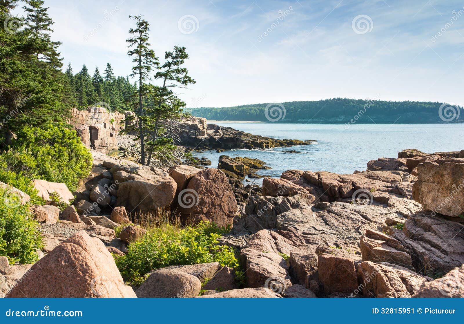 Vue de baie du nid de Raven. Cette image montre la vue du nid de Raven sur la péninsule de Schoodoc. À l'arrière-plan lointain est l'Île déserte de bâti.