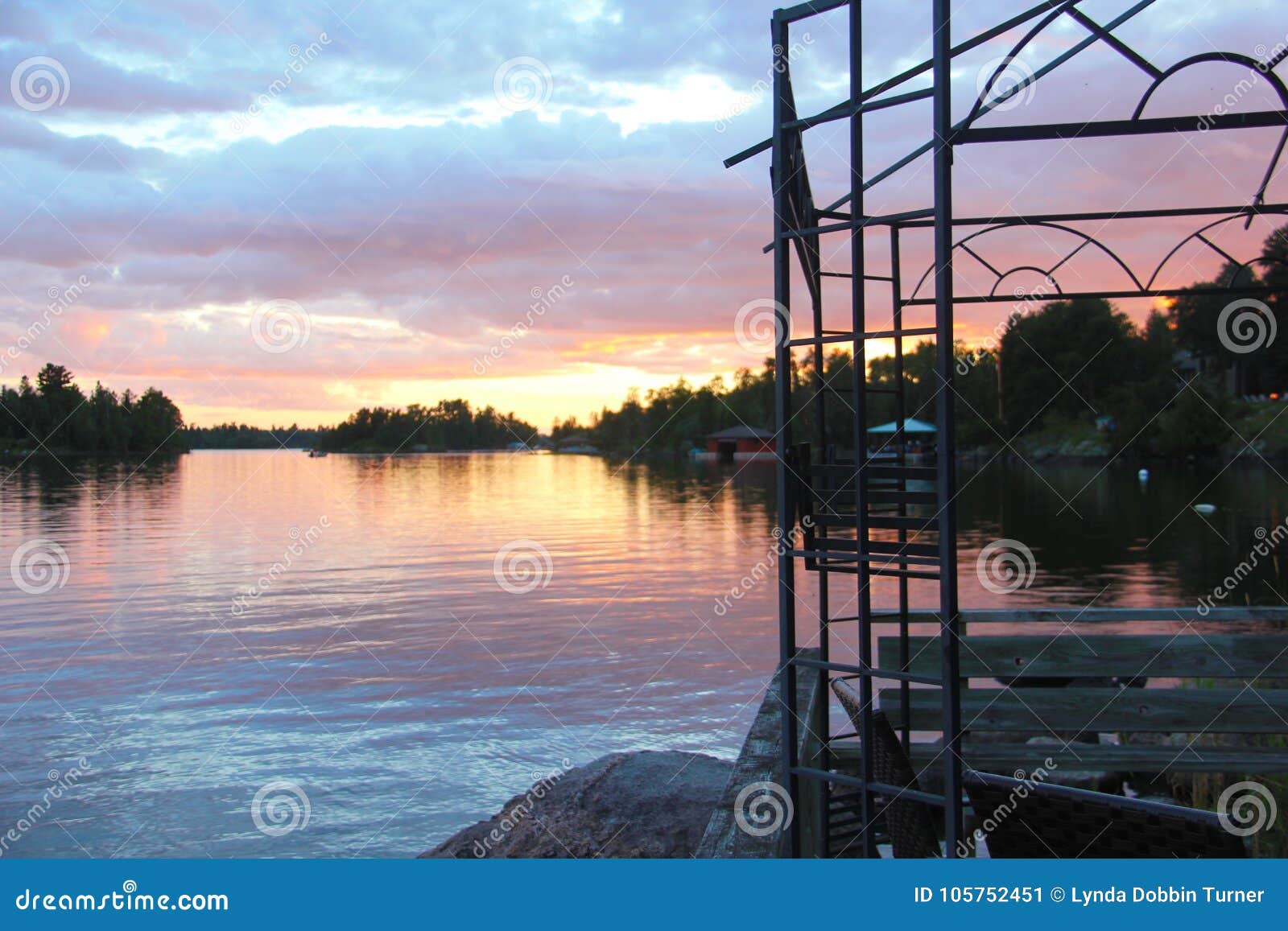 Vue De Coucher Du Soleil Du Dock De Bateau Lac Des Bois