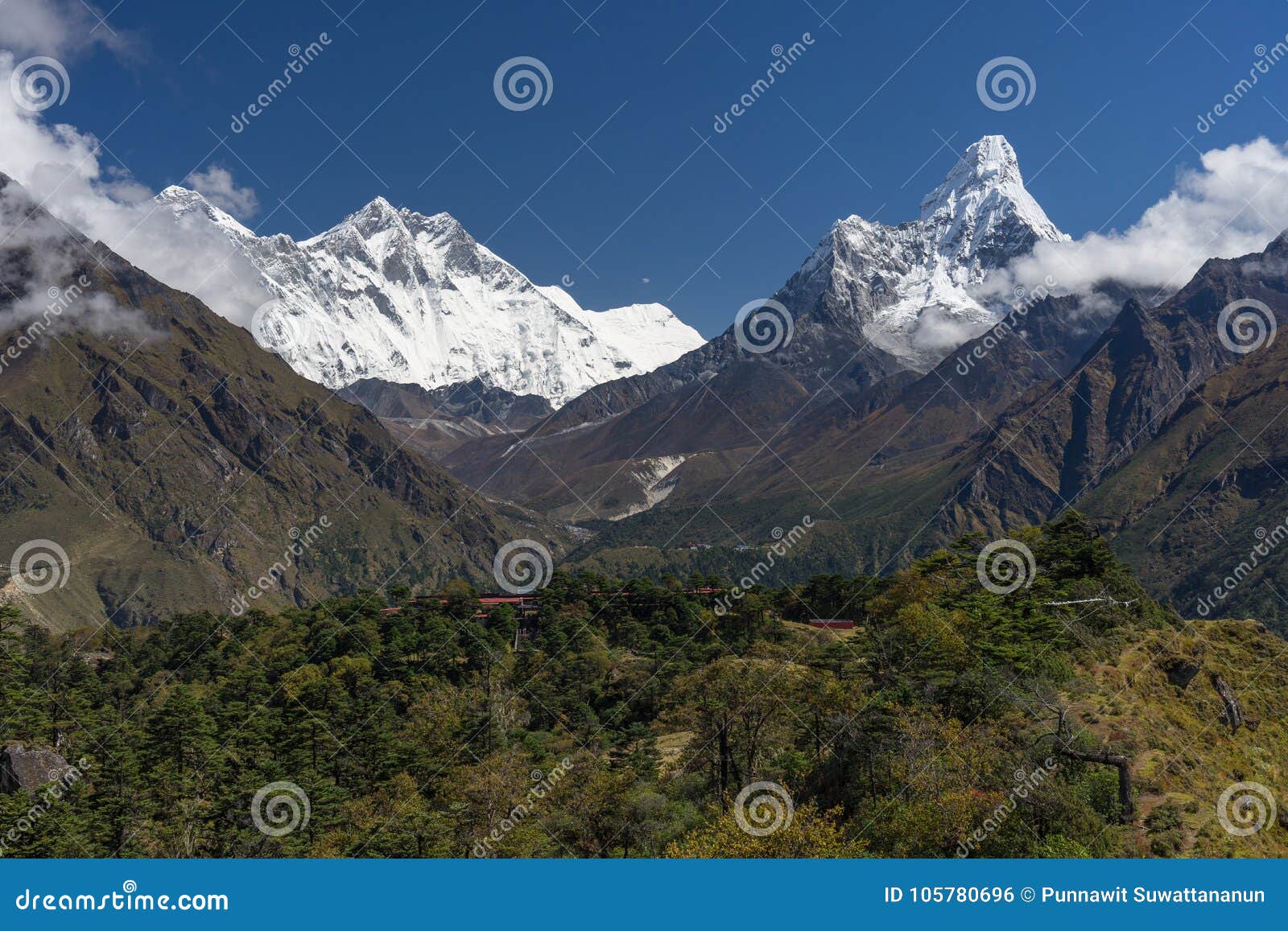 Vue de crête de montagne d'Everest, de Lhotse, et d'Ama Dablam, enregistrement d'Everest