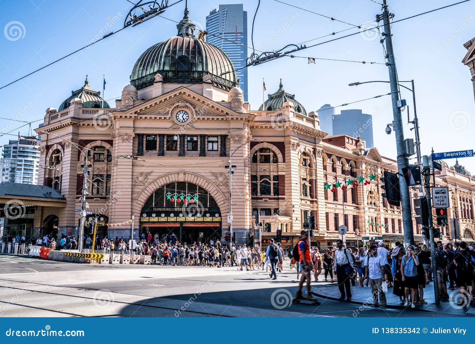 3 janvier 2019, Melbourne Australie : Vue de face de l'entrée de bâtiment de gare ferroviaire de rue de Flinders complètement du pleople à Melbourne Australie