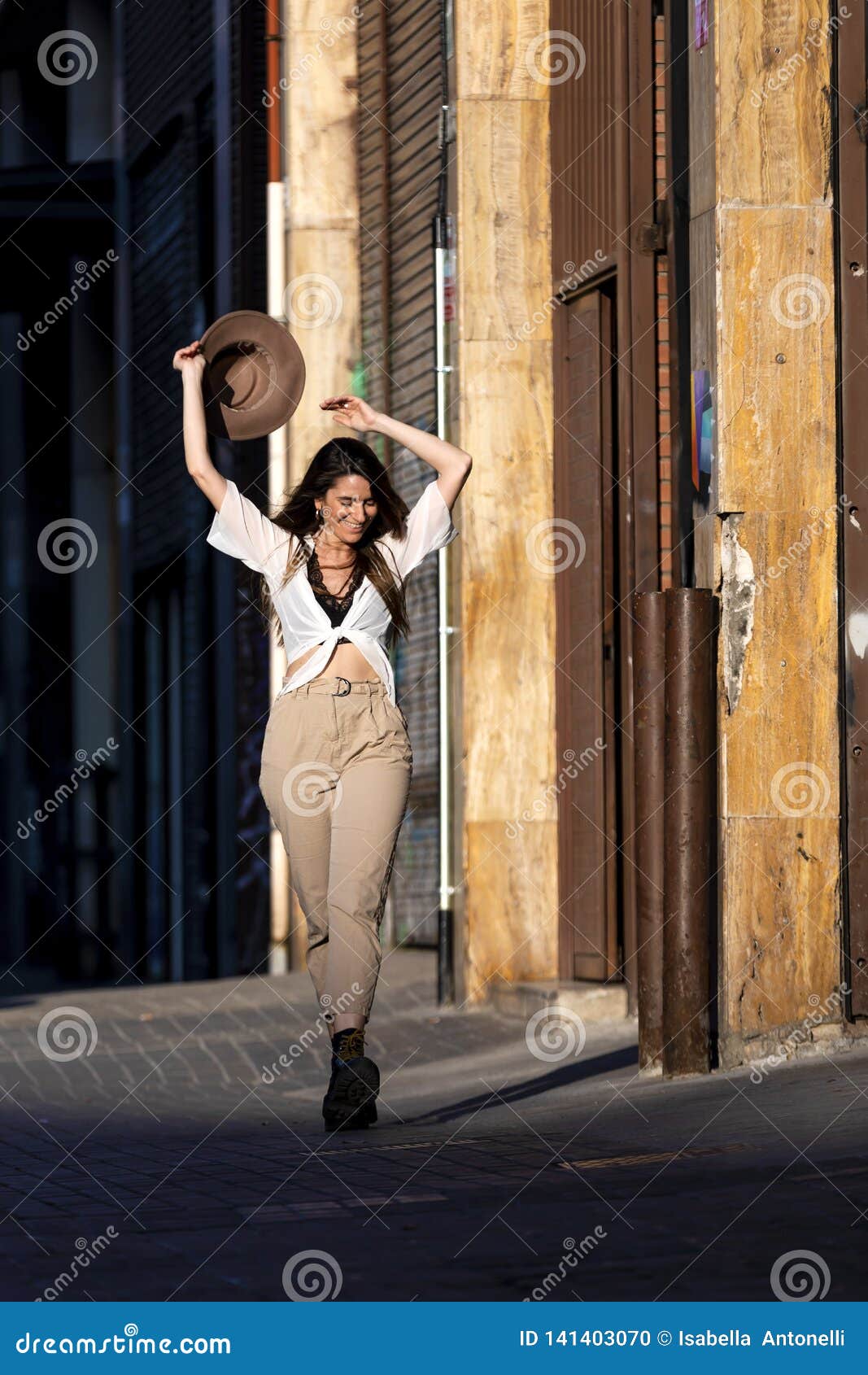 Jeune Belle Femme En Tenue Décontractée Se Promenant à L'extérieur De La  Ville Image stock - Image du journée, modèle: 159094635