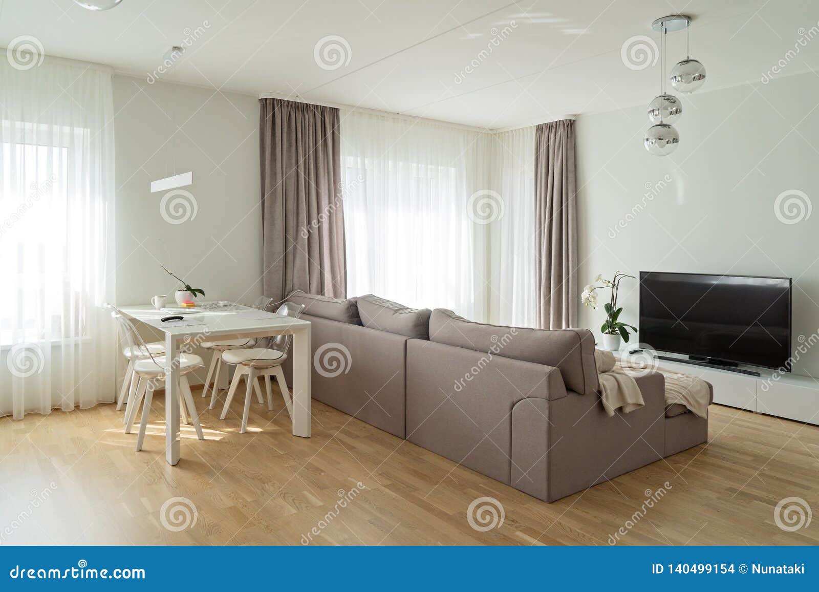 Vue De Grand Et Leger Salon Moderne Avec Le Divan Et La Table De