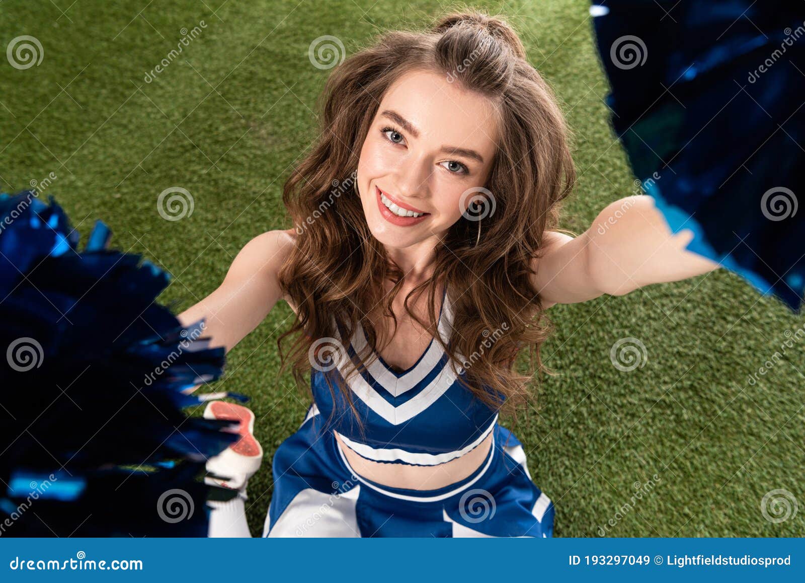 Sexy Heureux Cheerleader Fille Uniforme Bleu Avec Pompons Dans Les