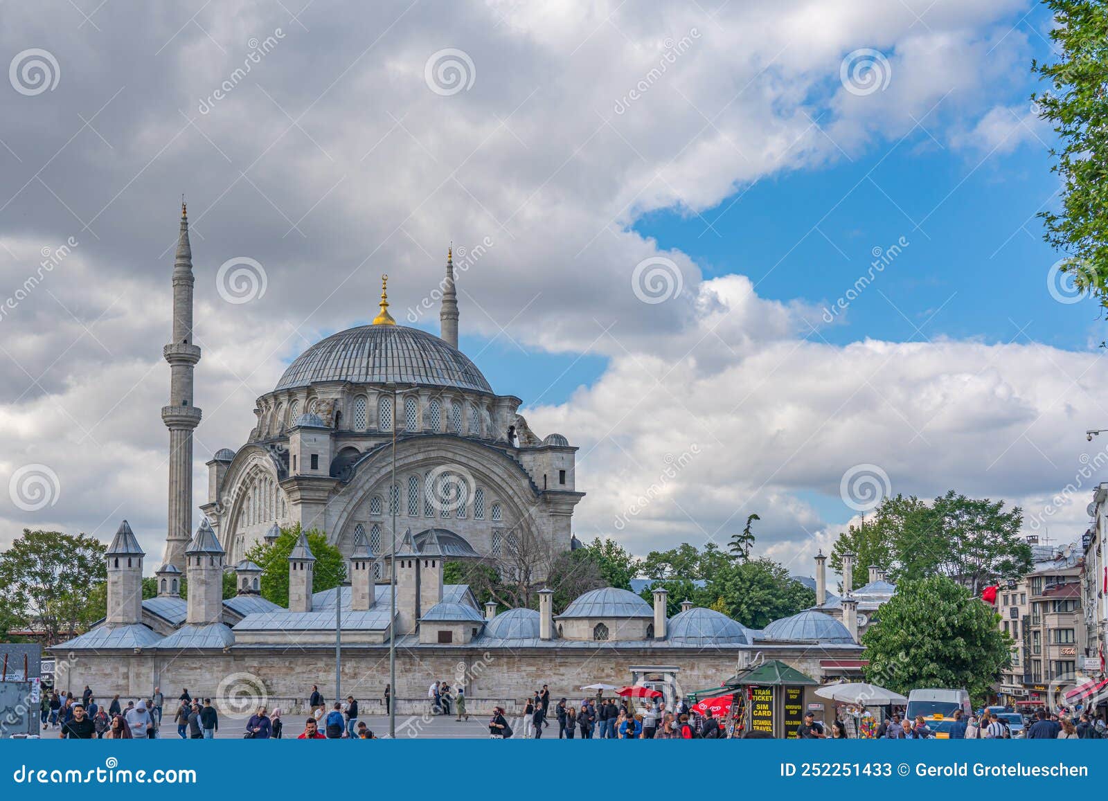 Vue De La Mosquée Nuruosmaniye Une Mosquée Ottomane D'importance  Architecturale Terminée En 1755. Photo stock éditorial - Image du mosquée,  monument: 252251433