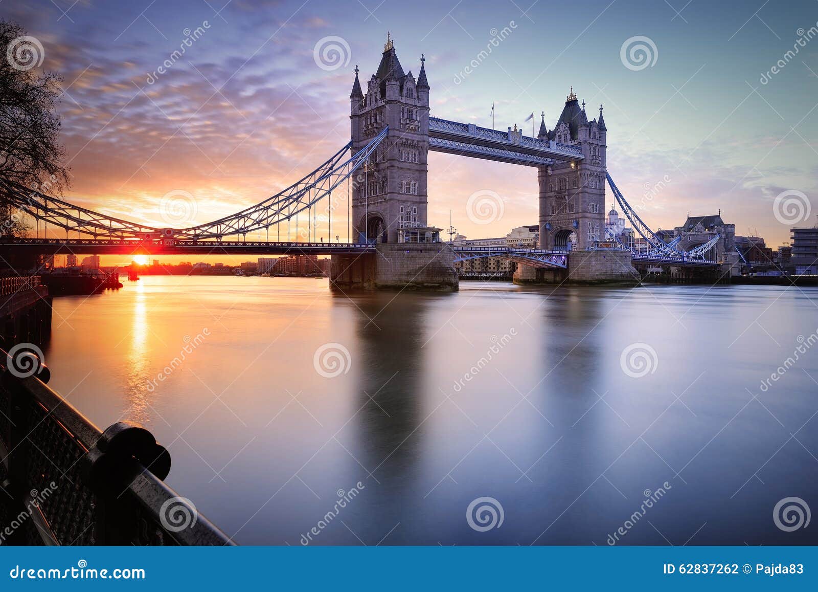 Vue De Pont De Tour Au Lever De Soleil à Londres R U Photo