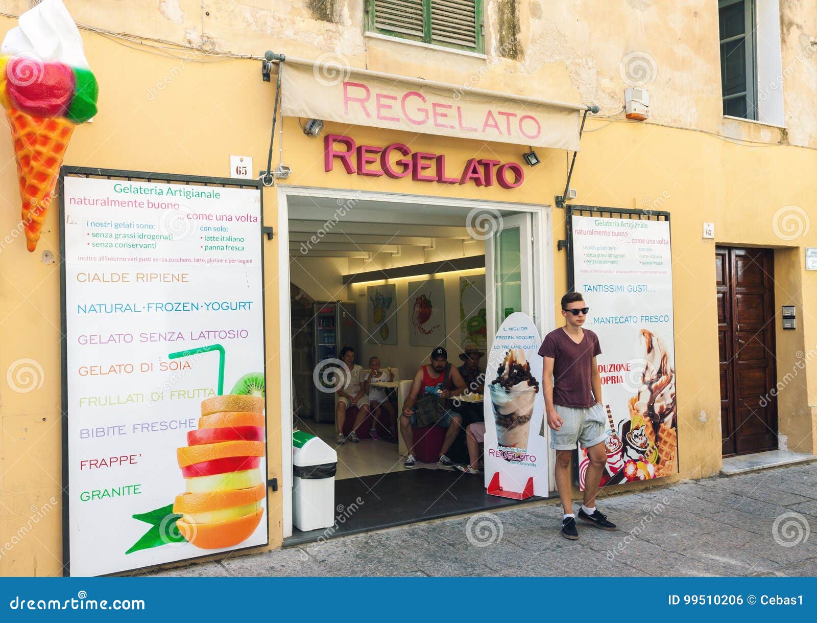 Vue de rue de l'extérieur italien traditionnel de gelateria. Alghero, Italie - 2 juillet 2016 : Vue de rue de l'extérieur de gelateria, boutique de crème glacée italienne traditionnelle dans Alghero, Sardaigne, Italie