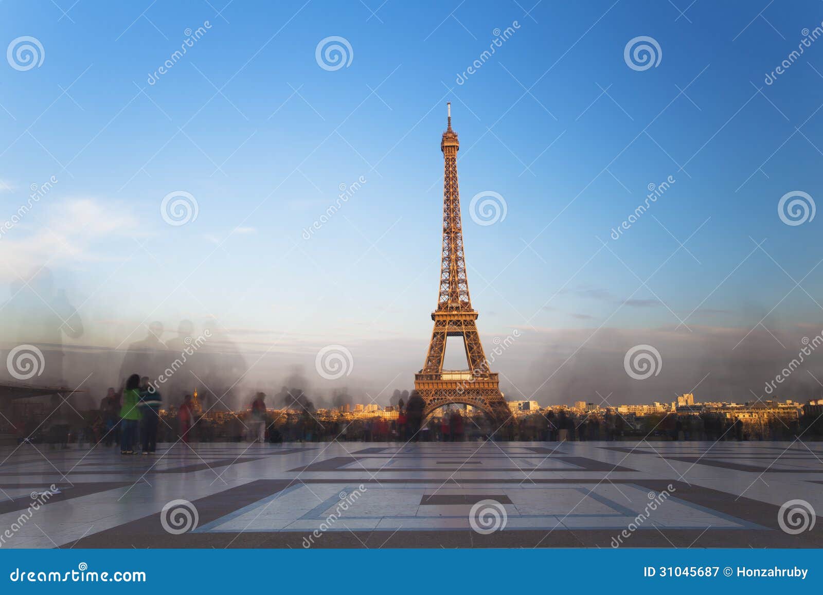 Vue De Tour Eiffel De Trocadero Au Coucher Du Soleil à Paris