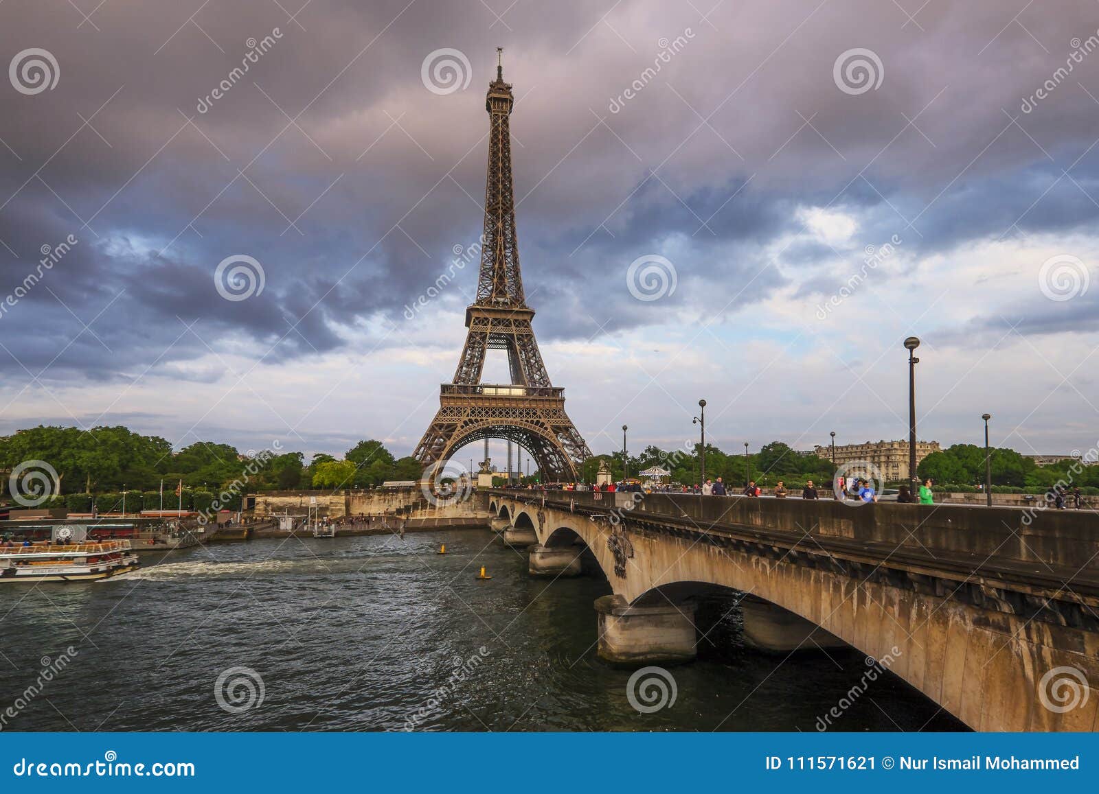 Vue De Tour Eiffel Pendant Le Coucher Du Soleil Bleu Nuageux