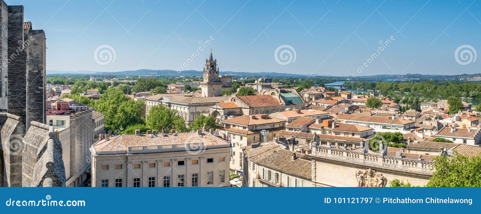 Vue de ville d'Avignon de palais papal. Vue de ville d'Avignon à partir de dessus de toit de DES papal Papes de Palais de palais sous le ciel bleu clair à Avignon, France