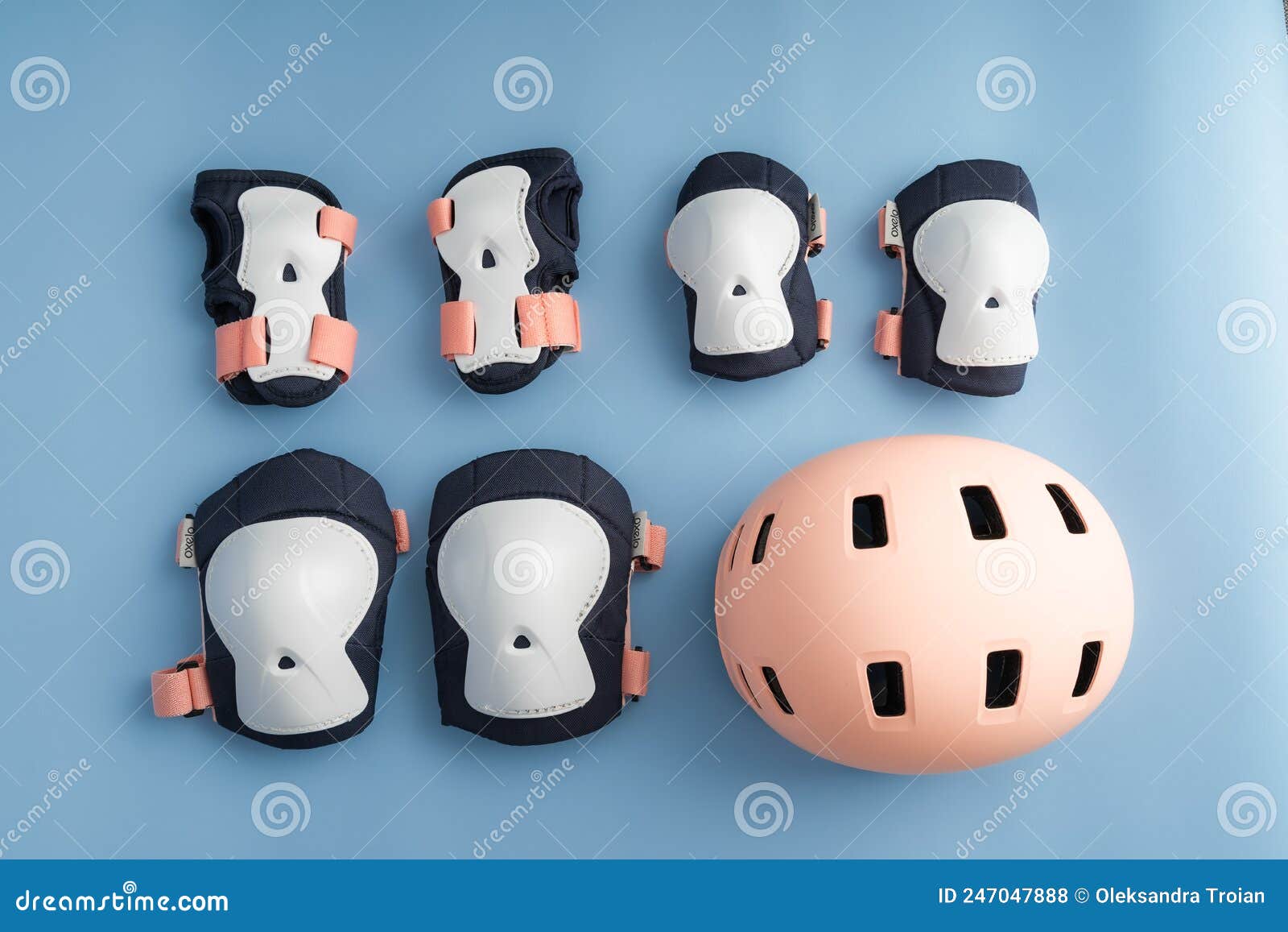 Vue Du Haut De L'équipement De Protection Pour Patins à Roulettes Coude Et  Poignet Et Casque En Rose. Fond Bleu Photo stock - Image du butoir,  extérieur: 247047888