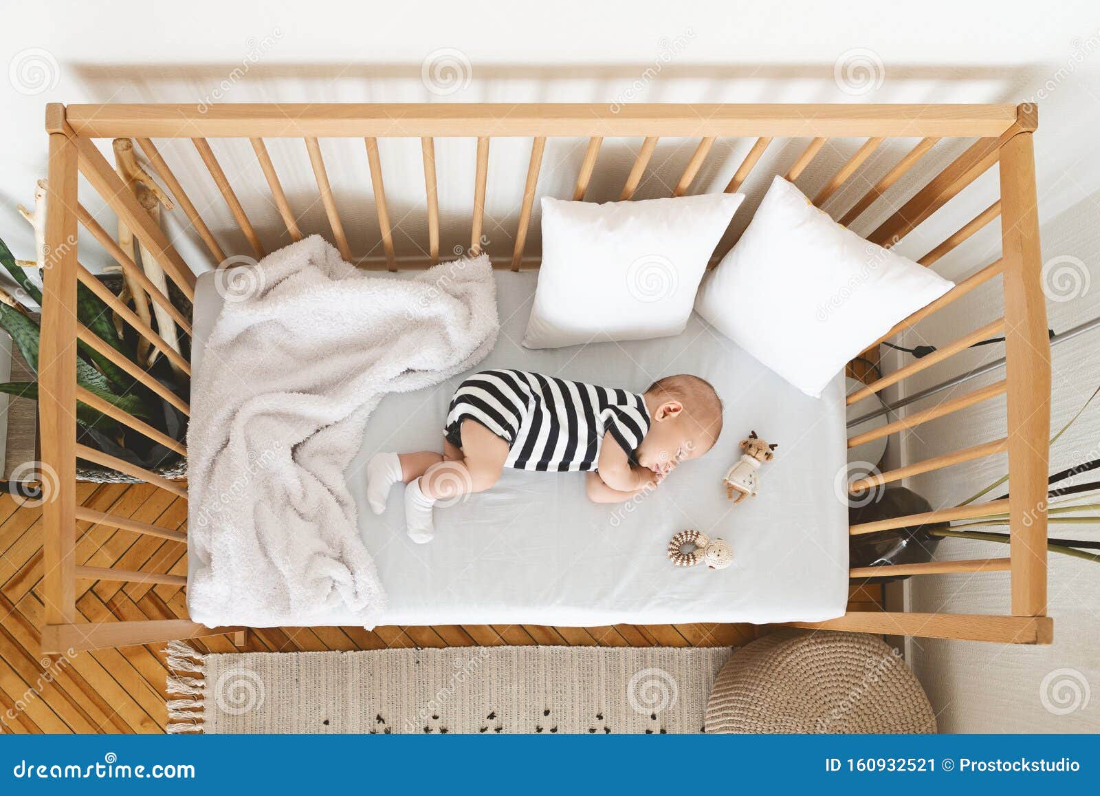 Vue Du Haut De L Adorable Bebe Qui Dort Dans Un Lit En Bois Image Stock Image Du Soin Mignon Vue Du Haut De L Adorable Bebe Qui Dort Dans Un Lit En Bois Image Stock Image Du Soin Mignon