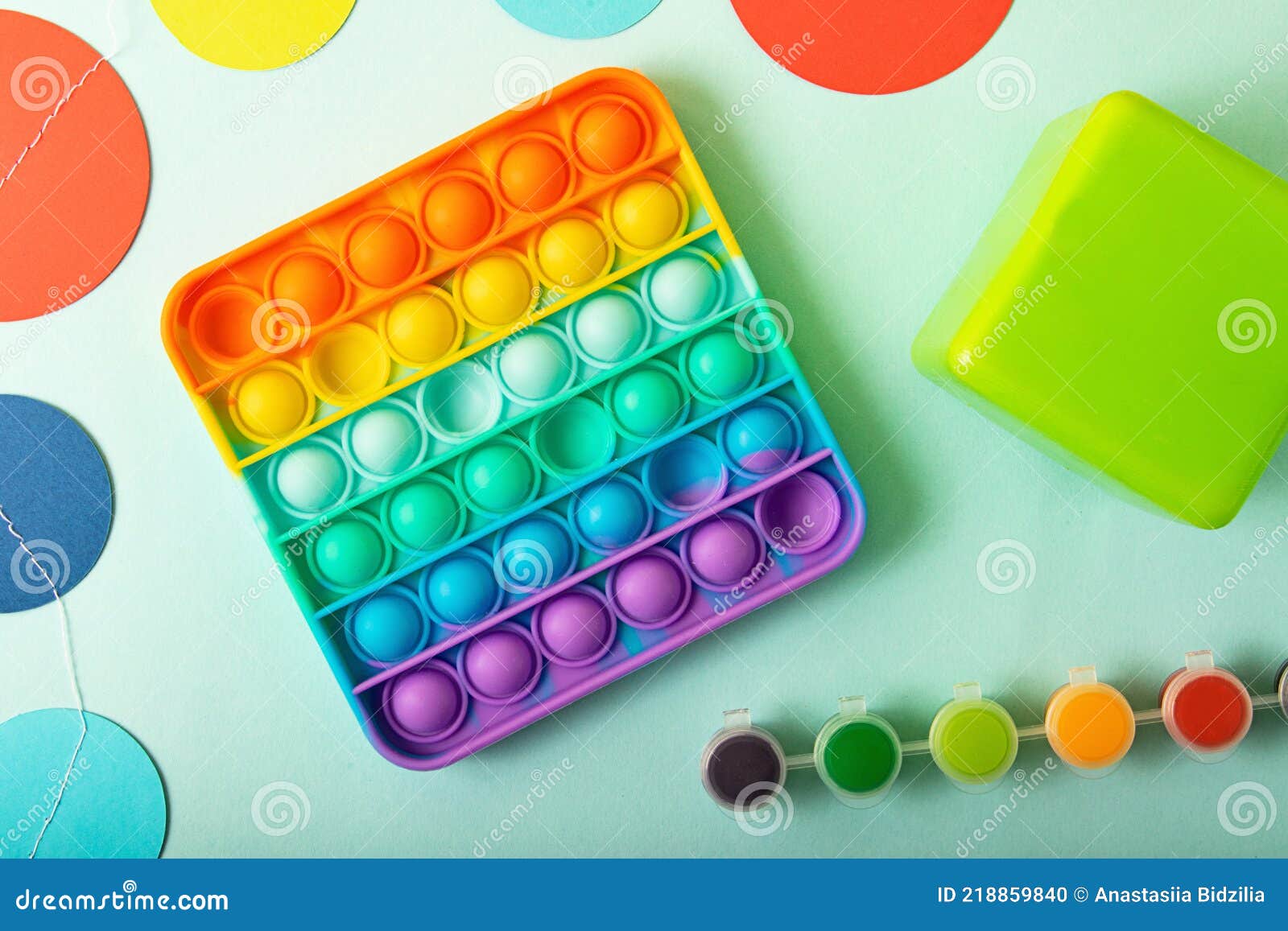 Vue Du Haut Du Nouveau Jouet Sensoriel Rainbow Pop it Avec Des Jouets Pour  Enfants Sur Le Côté, Jouet Anti-stress Pour Enfant Et a Photo stock - Image  du coloré, bruit: 218859840