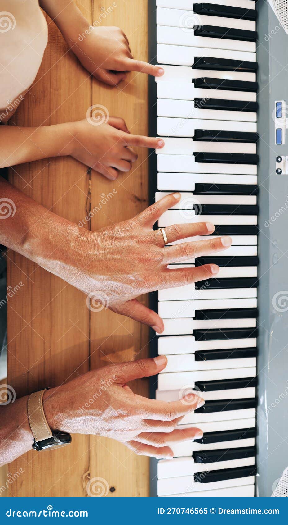 Vue Du Piano Et Les Mains De L'enfant Apprendre Avec Le Père à La