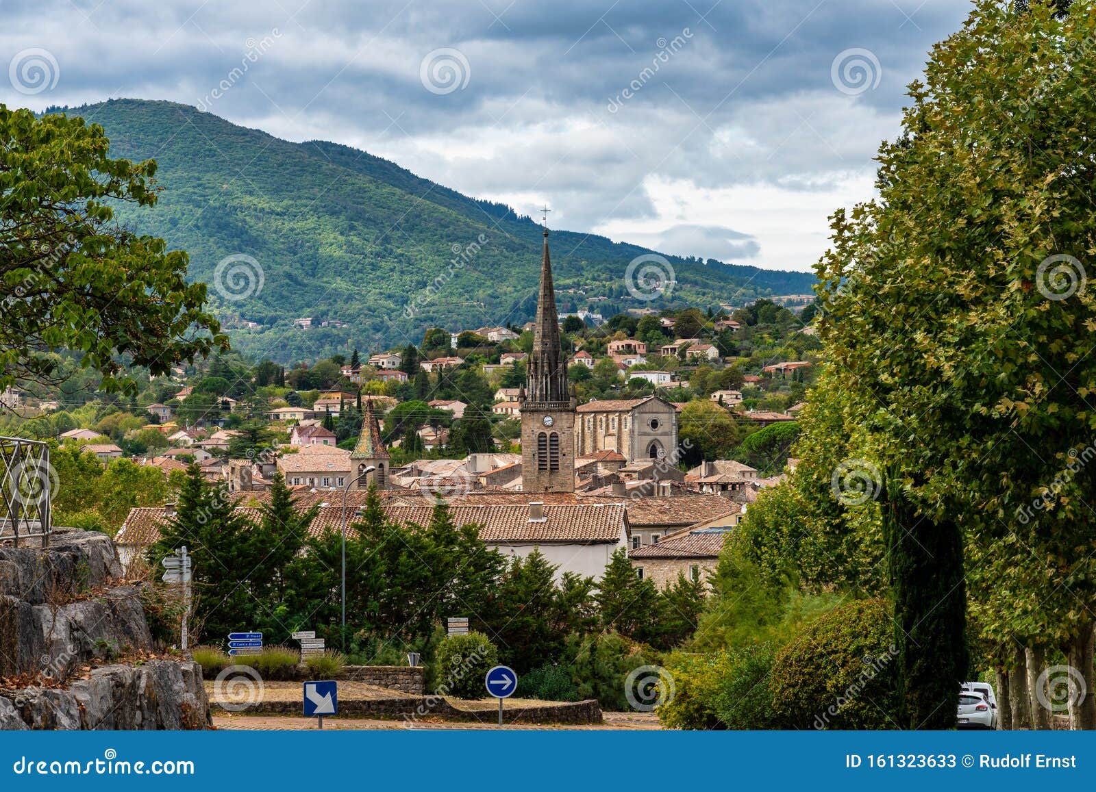 Grafiek Bereid Octrooi Vue Du Village Les Vans à Ardèche, France Image stock - Image du panorama,  roche: 161323633