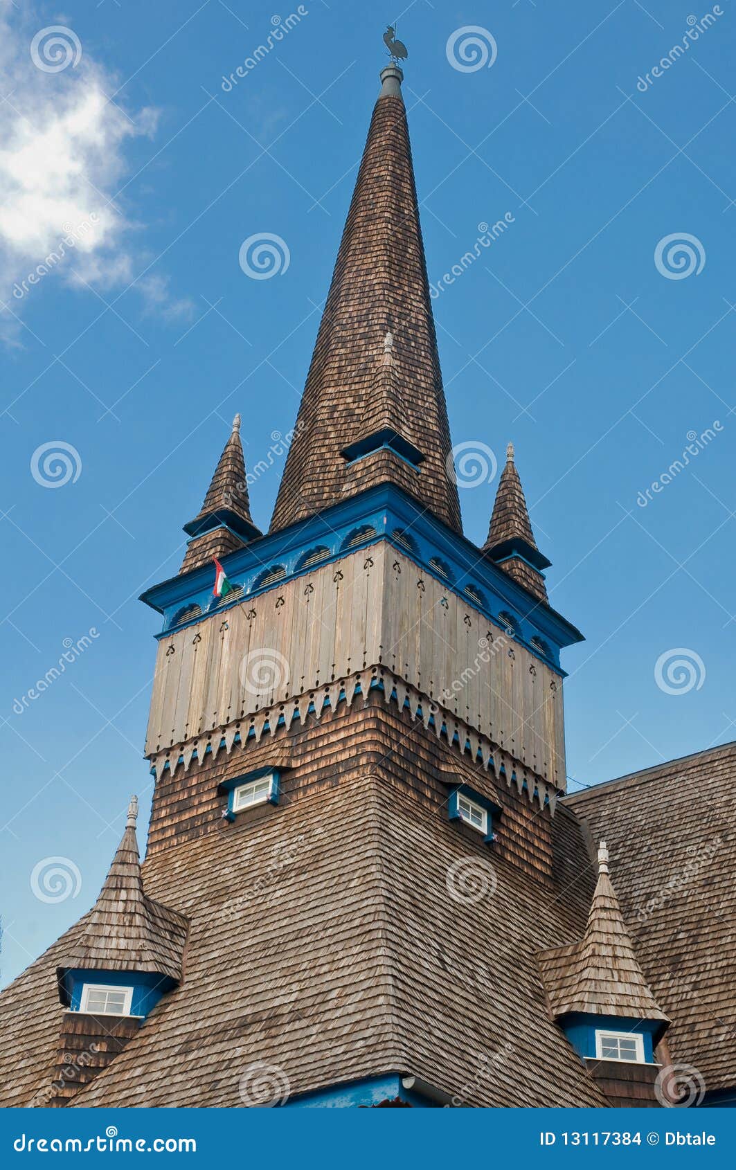 Vue détaillée sur l'église en bois. Vue détaillée de la tour de l'église en bois dans Miskolc, Hongrie