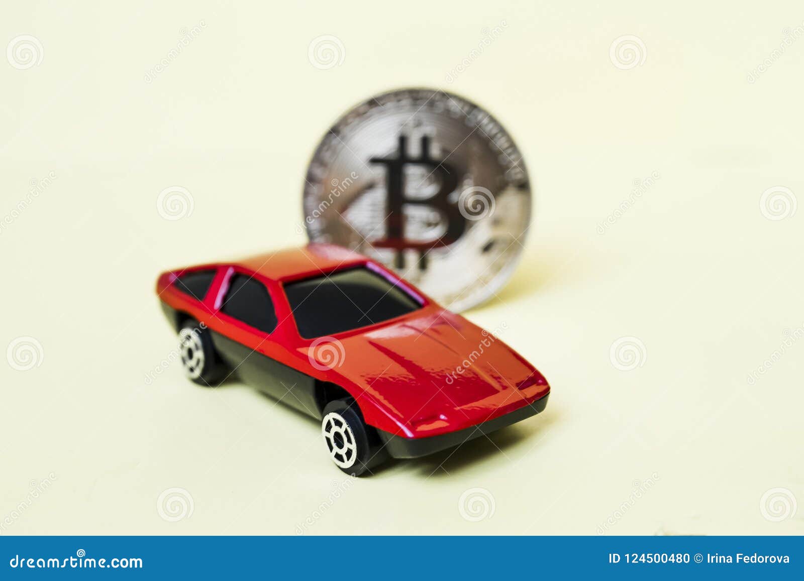 Vue en gros plan de bitcoin et de voiture rouge