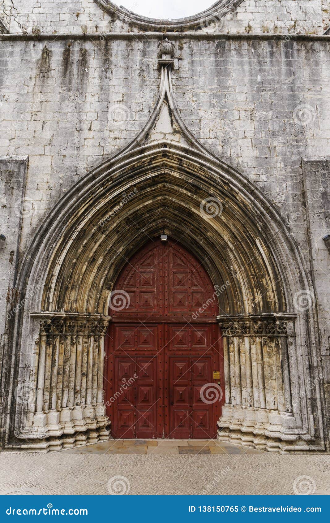 Vue externe de jour de Lisbonne, Portugal de couvent de Carmo. Le principal accès d'entrée portaile principale aux ruines de nef du couvent de notre Madame du mont Carmel, Convento DA Ordem font Carmo