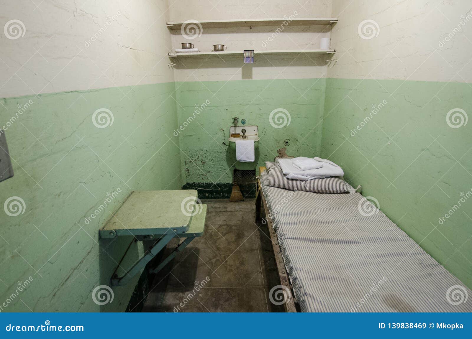Vue Interieure D Une Cellule De Prison Dans La Prison D Ile D Alcatraz En San Francisco Californa Image Stock Editorial Image Du Amerique Retenue Vue Interieure D Une Cellule De Prison Dans La Prison D Ile D Alcatraz En San Francisco Californa Image Stock Editorial Image Du Amerique Retenue