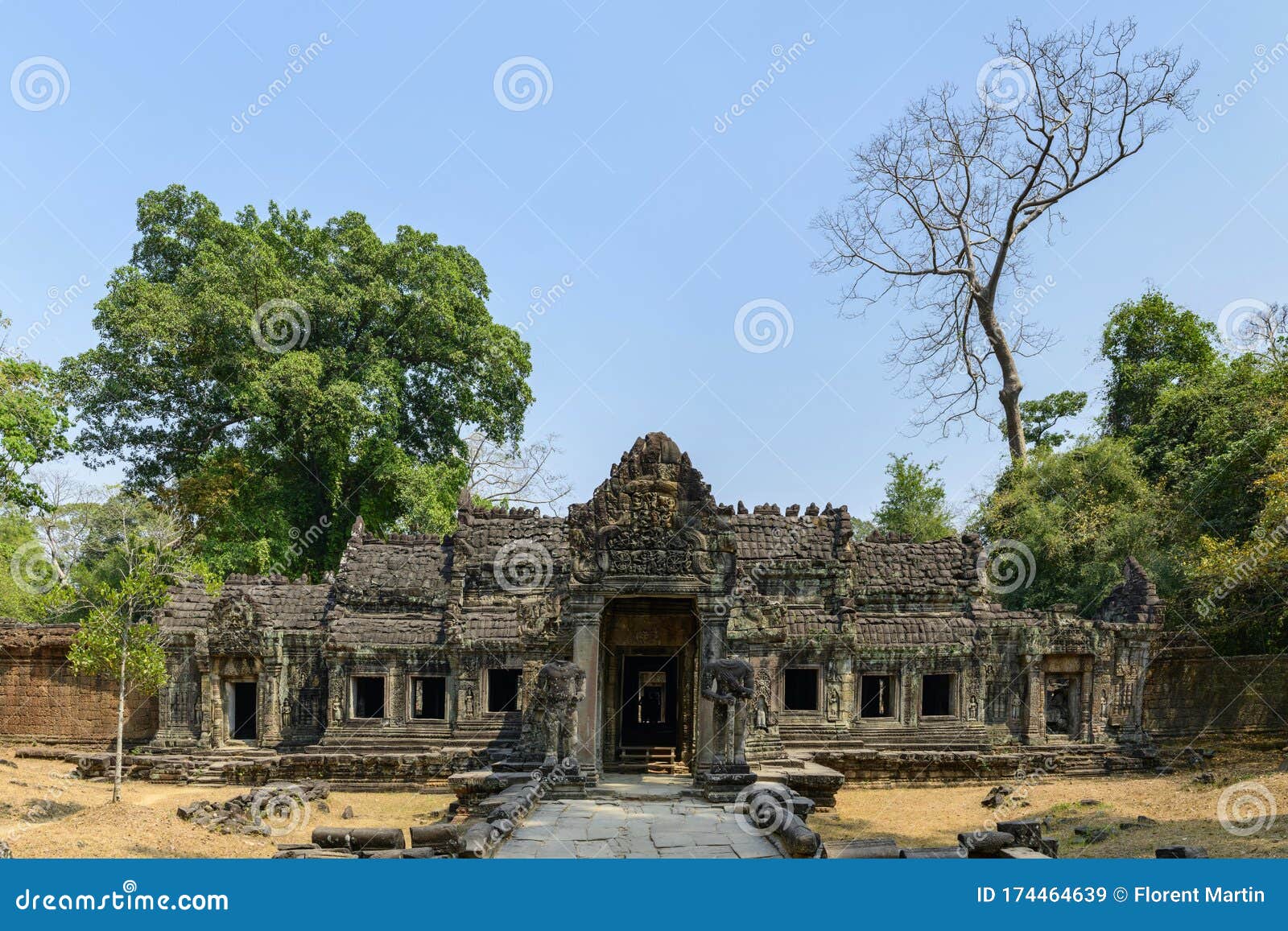vue large sur la porte d`entrÃÂ©e nord et des arbres du temple preah khan dans le domaine des temples de angkor, au cambodge