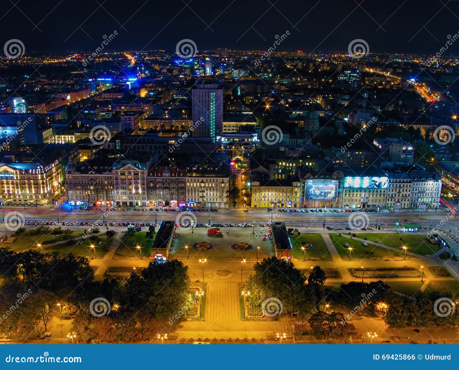 Vue Panoramique Aérienne à Varsovie Du Centre Par Nuit, Du Haut Du Palais De La Culture Et De La