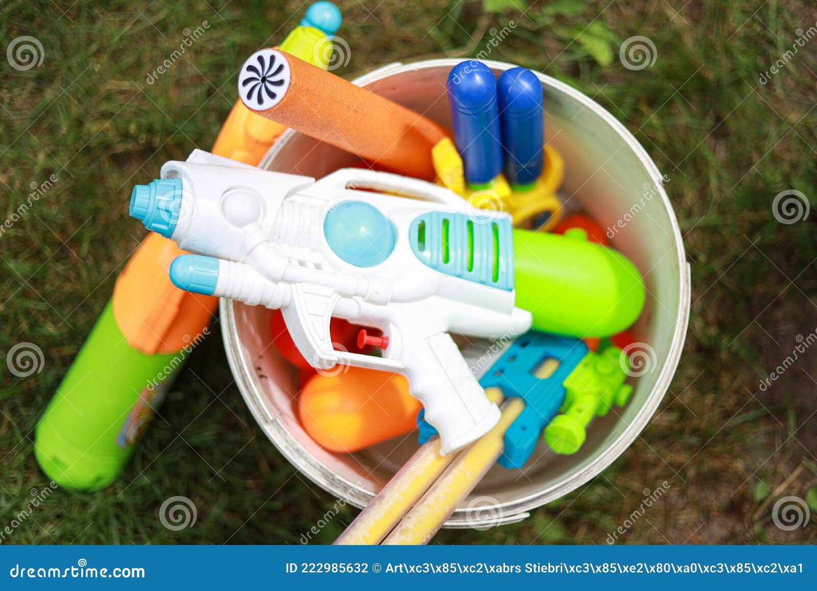 Vue Supérieure Avec Différents Jouets D'eau Pistolets Pistolets Pour Enfants  Tout-petits. Un Pistolet à Eau Au Premier Plan Photo stock - Image du  gosse, photo: 222985632