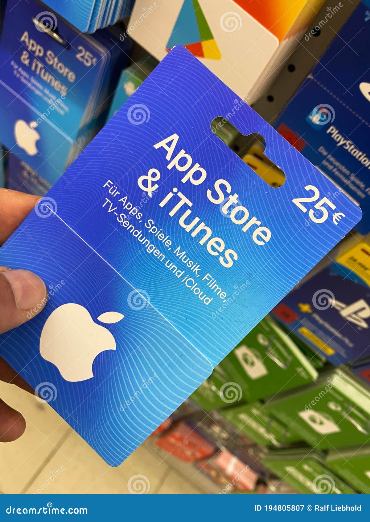 Vue Sur La Pomme Itunes Et Prise De Carte De Bons Cadeaux De L'app Store à  La Main Dans Le Supermarché Allemand Photographie éditorial - Image du  produit, marque: 194805807