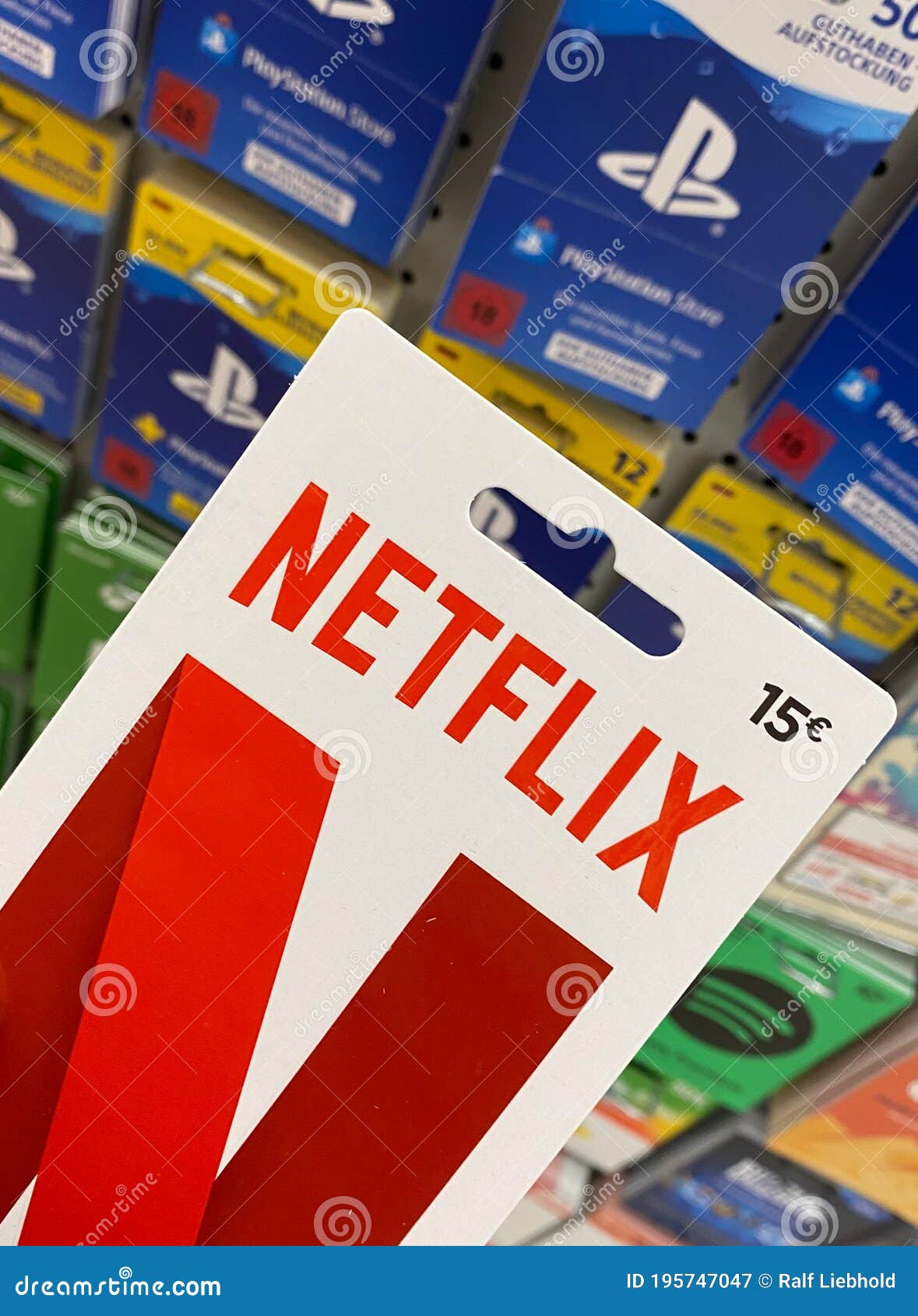 Vue Sur La Prise De Carte De Bons Cadeaux De Netflix à La Main Dans Le  Supermarché Allemand Photographie éditorial - Image du juillet, marque:  195747047