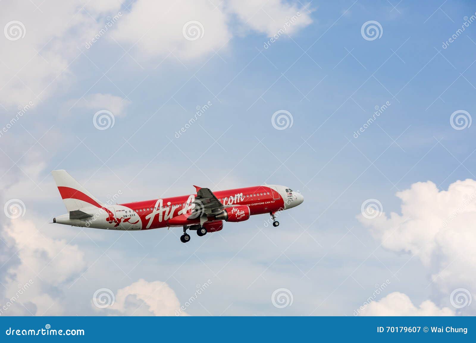 Singapur, el 28 de noviembre de 2012: Vuelo del avión de Air Asia en cielo